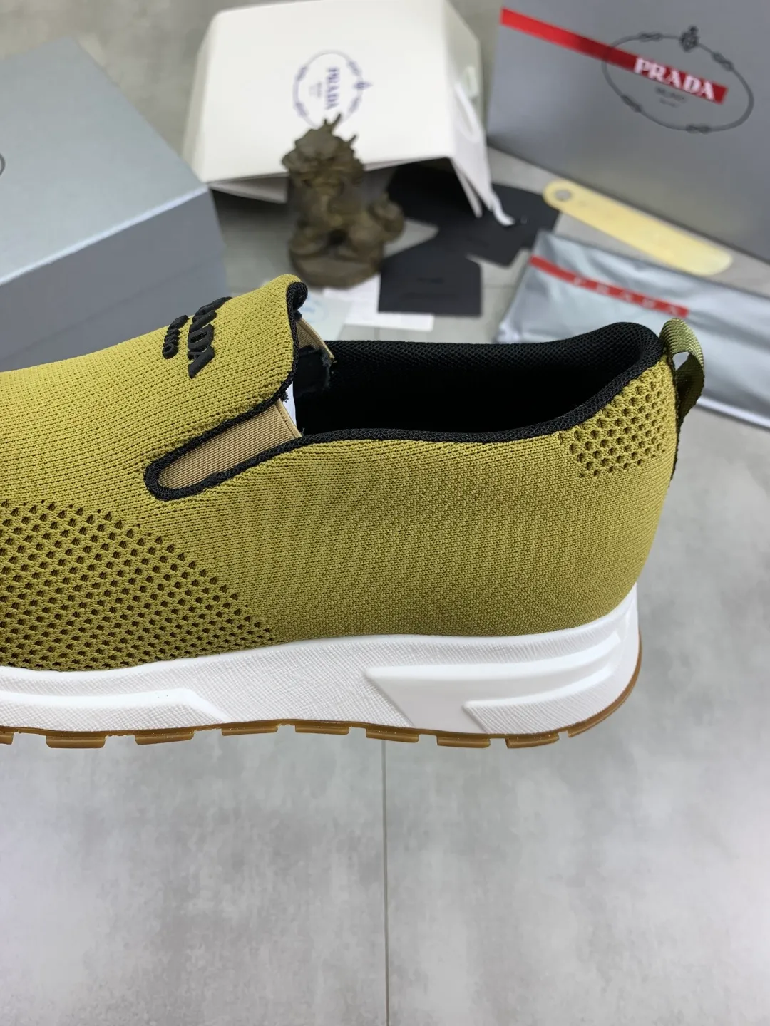 Men's shoes 💰P560💰[New model] Flying weave series (summer must-have) is now available on the official website, 🆘 Trendy brand (Prada) mainly promotes popular models, avant-garde and versatile fashionable men's shoes, private version molding, cowhide surface splicing 1:1.. Simple fashion, original imported cowhide lining and cowhide feet; the atmosphere and personality are more fashionable, eye-catching and pursuing class. It will subvert the old idea and be a must-have for fashion trendsetters with you! Must keep it for yourself! High-end comfort and low-end, high-end quality workmanship. Size: 38-45 6️⃣colors available.